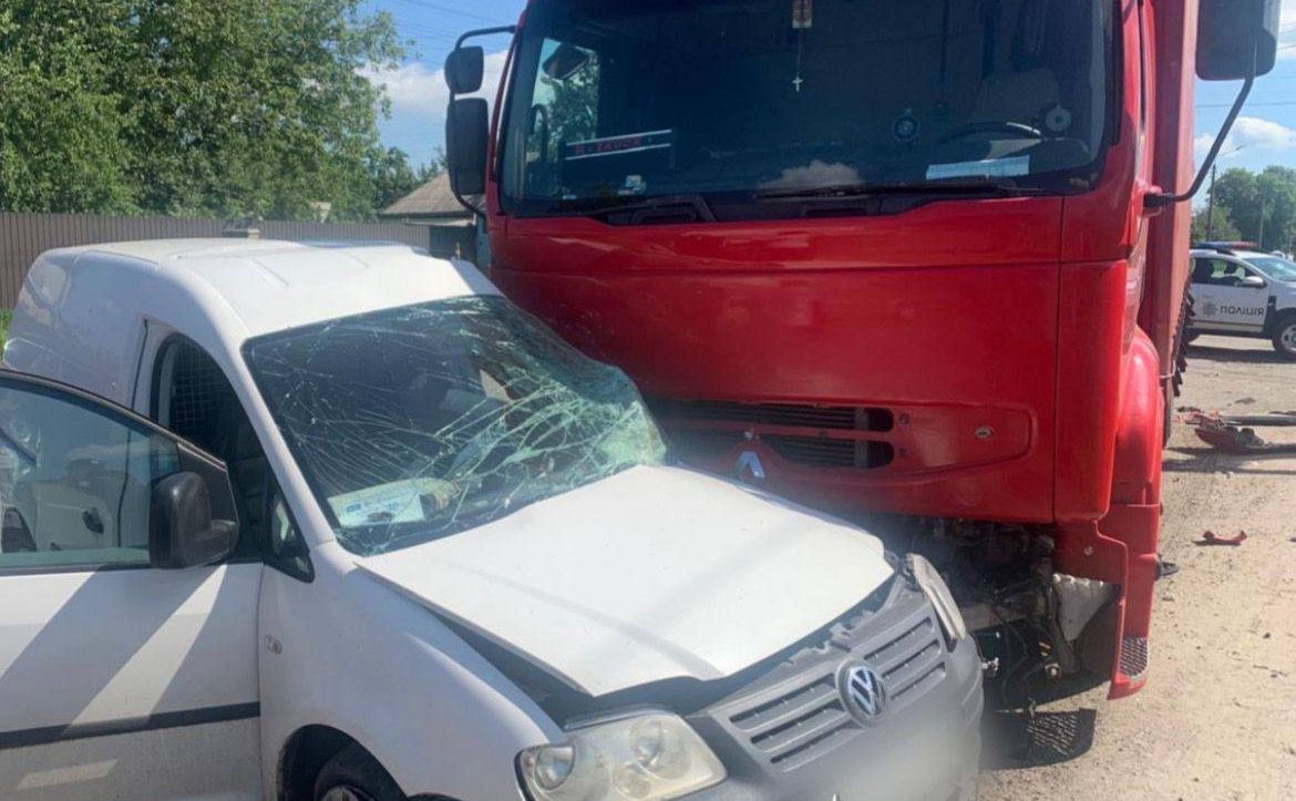 Нацполіція надала фото зіткнення фури й легковика на Київщині