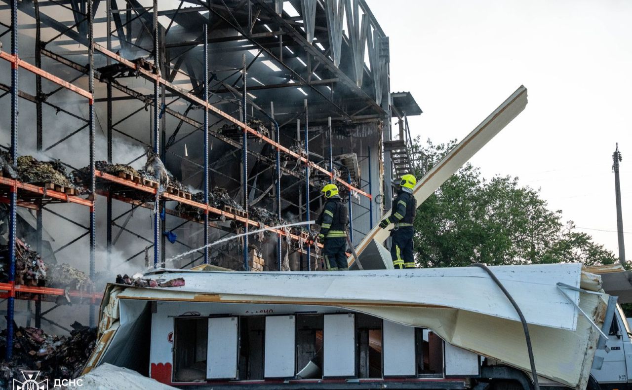 Рятувальники ліквідовують пожежу в Одесі. Фото: ДСНС