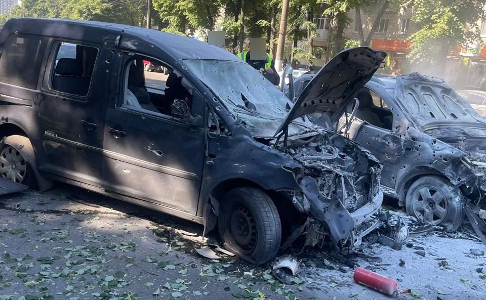 Два легковики згоріли посеред дороги у центрі міста. Фото: Сумська облпрокуратура