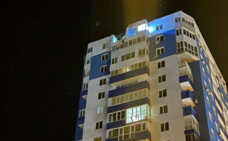 «Шахед» влучив у 16-й поверх житлового будинку. Фото: Харківська обласна прокуратура