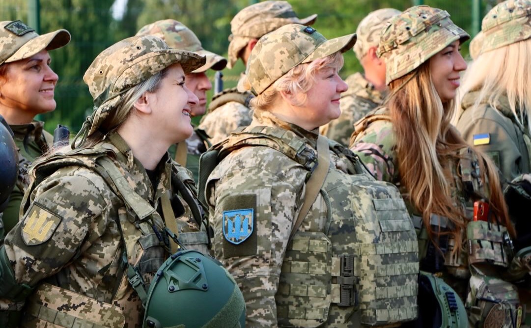 Окрім автомобіля, «Бучанські відьми» також отримали тактичні навушники. Фото: Бучанська міськрада