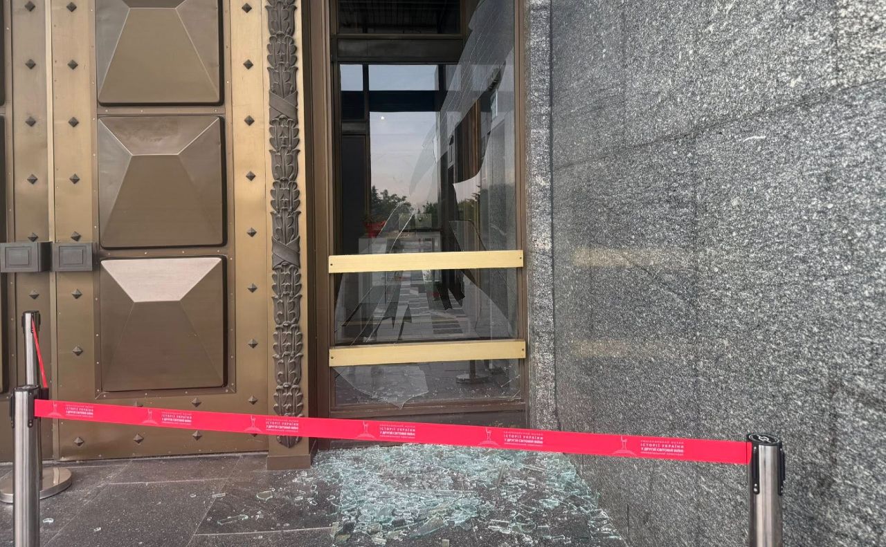 Розбиті вікна й пошкоджений вхід до музею. Фото: фейсбук музей війни