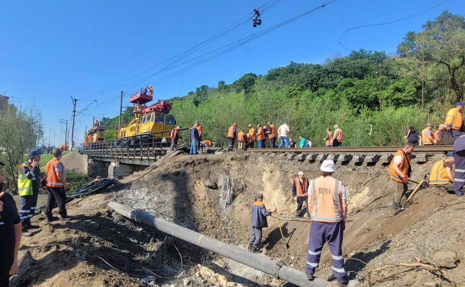 ремонтники відновлюють колії на Київщині. Фото: УЗ