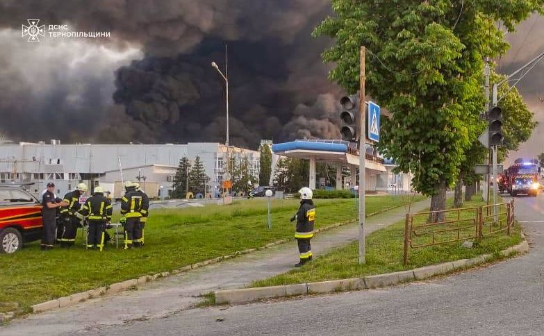 Після вибухів у Тернополі спалахнула масштабна пожежа