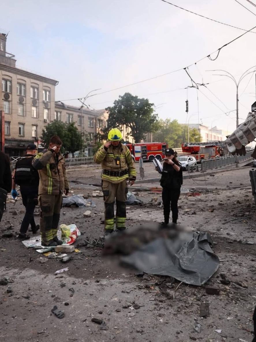 Сьогодні в Києві попрощаються з трьома рятувальниками, загиблими після ракетного обстрілу - 1