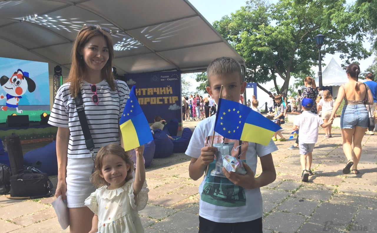 Юні українці з батьками більше дізнались про Євросоюз. Фото: Ольга Скотнікова