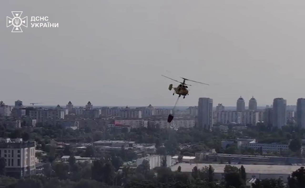 Гвинтокрил ГУР працювали на гасінні загорань після атаки рф. 10 червня на Київ. Фото: ДСНС