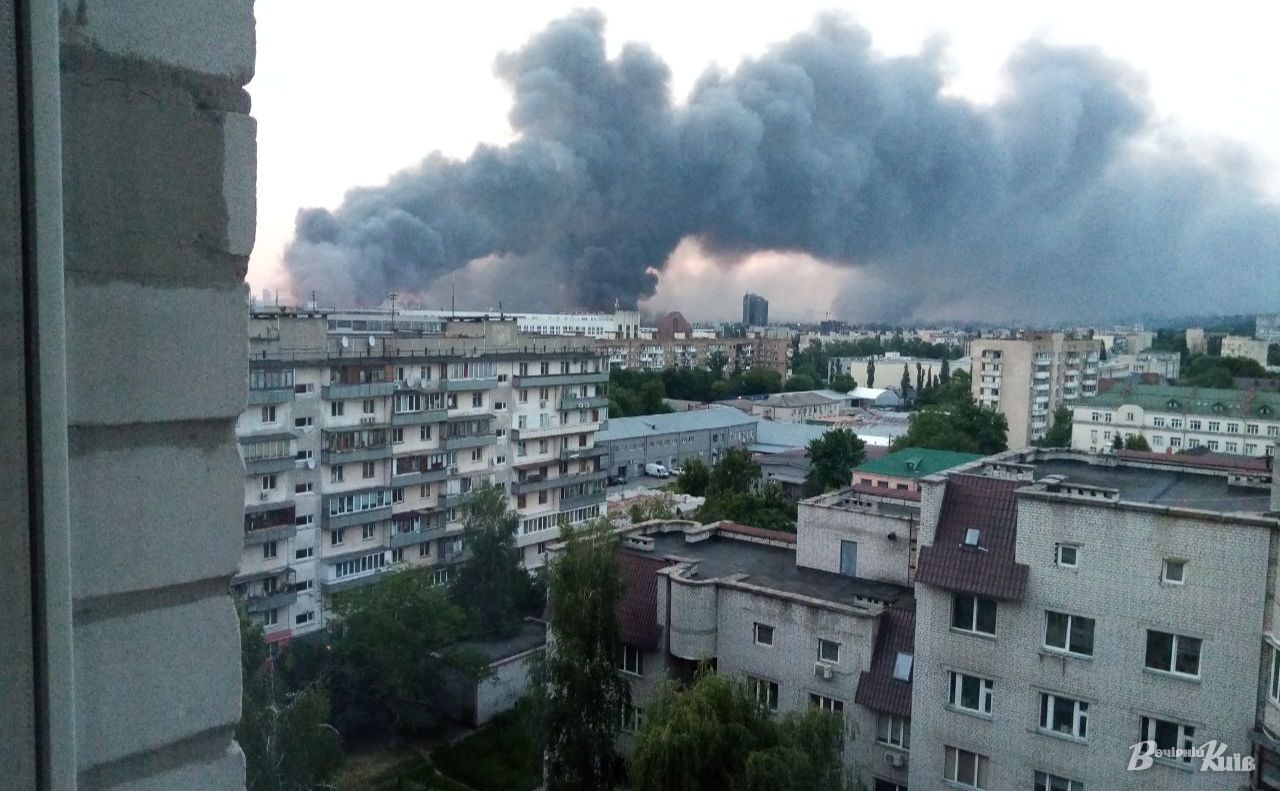 У столиці спостерігається задимленість через пожежі після нічного обстрілу. Фото: Катерина Новосвітня