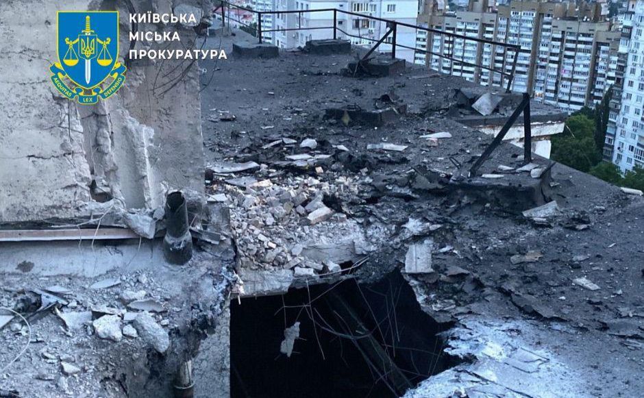 Пробитий дах у одному з будинків Києва вночі 10 червня. Фото: Київська міська прокуратура