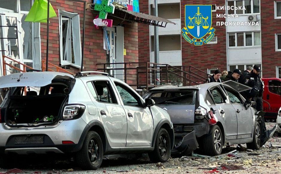 Уламки скла та бетону прибирають з дворів та вулиць комунальні служби. Фото: Київська міська прокуратура