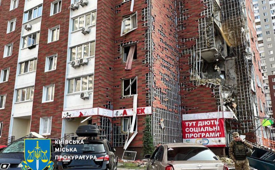 На стінах багатоповерхіки — сліди від шрапнелі. Фото: Київська міська прокуратура