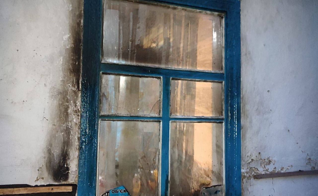 Вікно у хаті, пошкодженій запалювальною сумішшю. Фото: Поліція Київщини