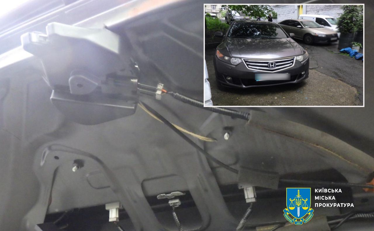 Злодії заздалегідь вирізали отвір у багажнику авто, з якого вивели мотузку