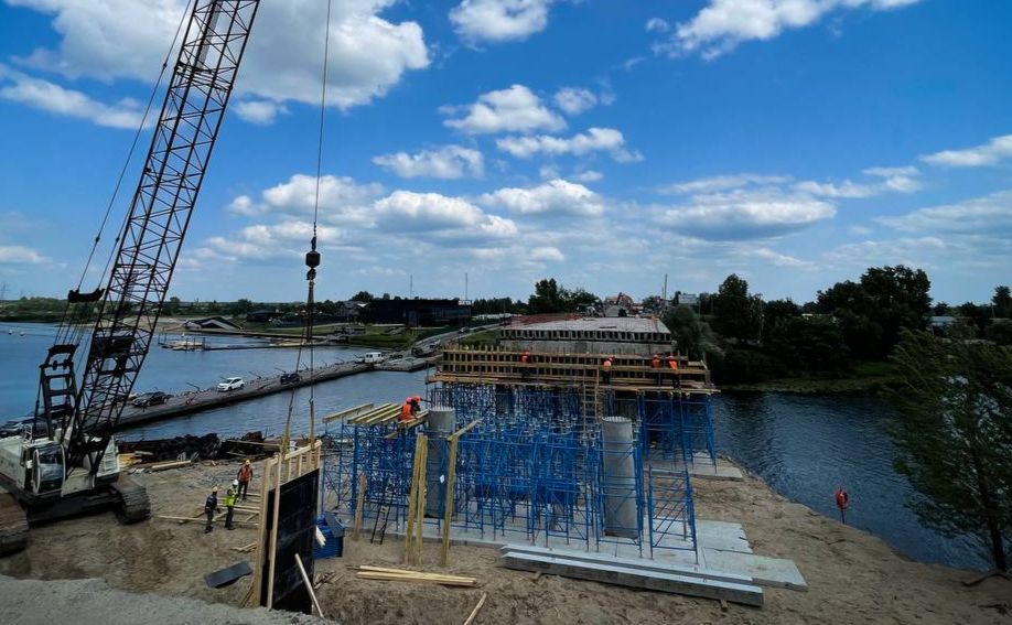 Рух оновленим мостом планується відкрити у вересні 2025 року. Фото: КОВА