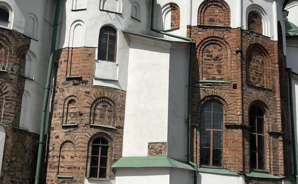 Через російську атаку зазнав пошкоджень карниз на головній апсиді. Фото: Мінкульт