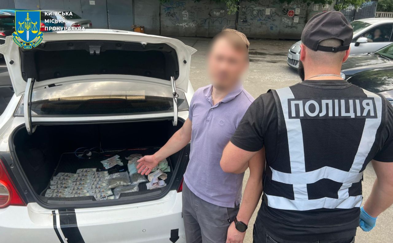 Гроші і «товар». Фото: Київська міська прокуратура