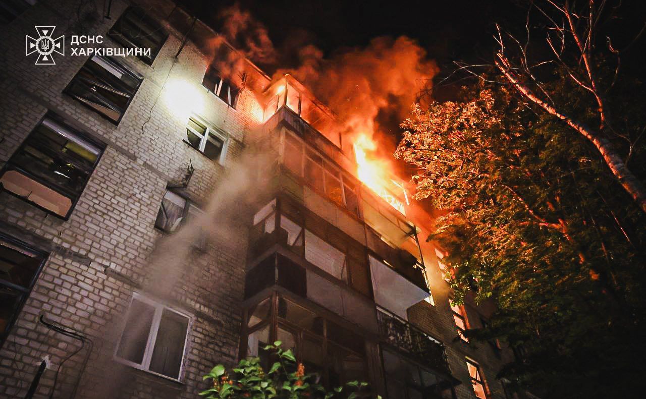 Російський дрон попав у багатоповерхівку. Фото: ДСНС