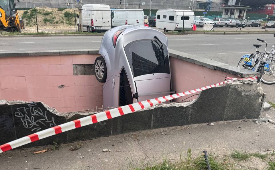 Авто злетіло у пішохідний перехід. Фото Олександр Храпач