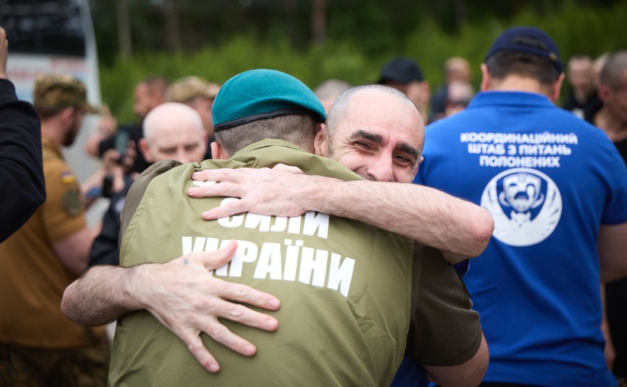 Найстаршому звільненому — 59 років, наймолодшому — 22. Фото: Офіс Президента