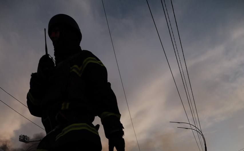 Рятувальник ДСНС під час ліквідації наслідків атаки рф на Солом’янці у Києві. Фото: ДСНС