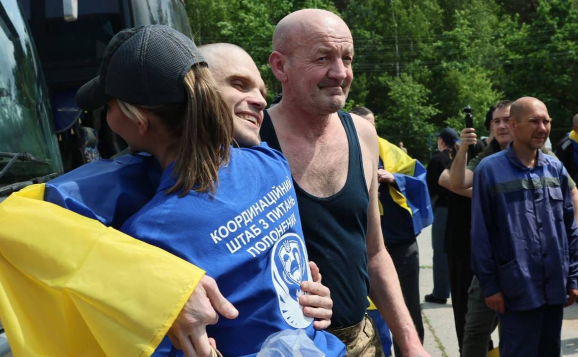 Представники Координаційного штабу з питань полонених першими зустрічають звільнених. Фото: Зеленський/телеграм
