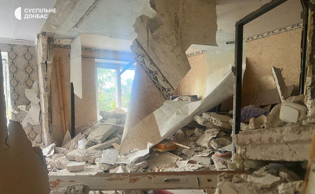 Зрунована кімната у гуртожитку через вибух. Фото: Суспільне Донбас