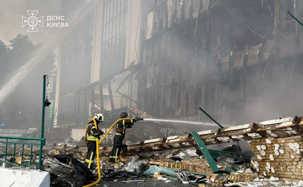 Ліквідація наслідків обстрілу 10 червня. Фото: ДСНС Києва