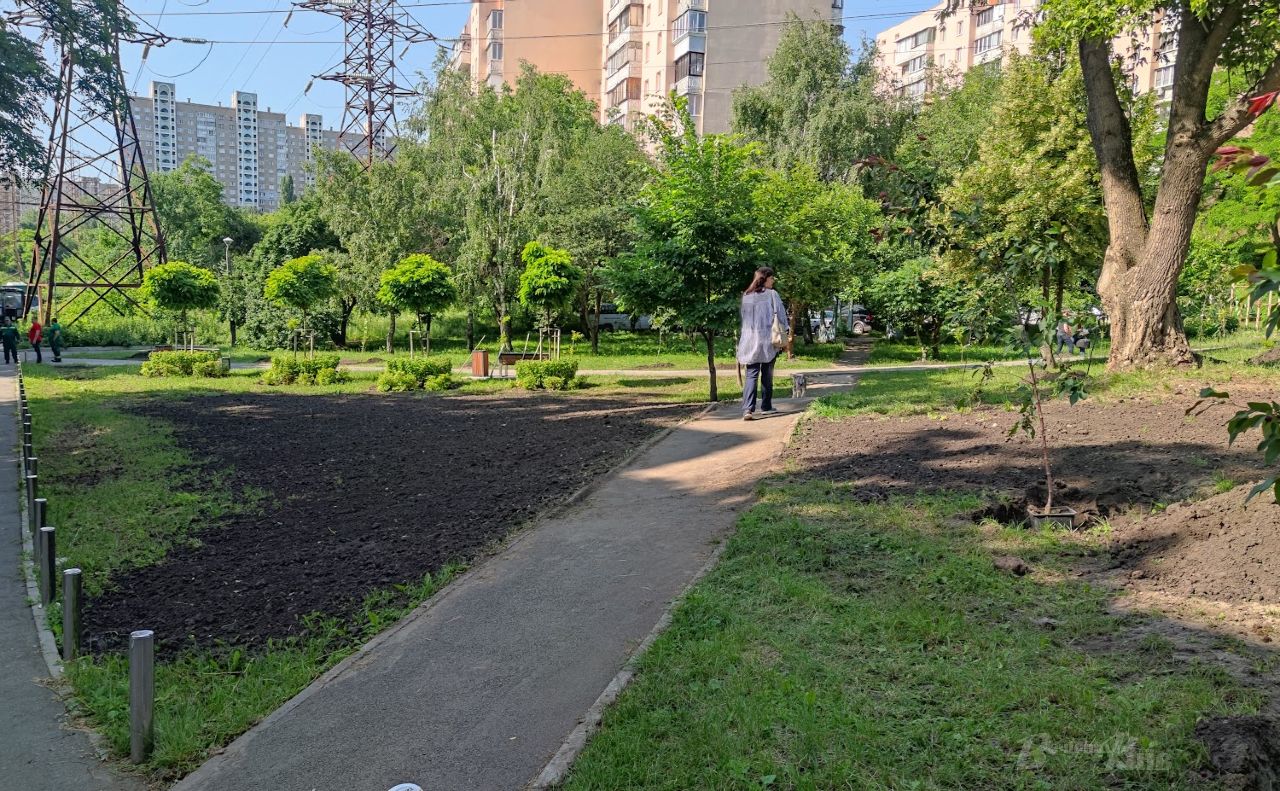 Новий сквер на вулиці Патона. Фото автора