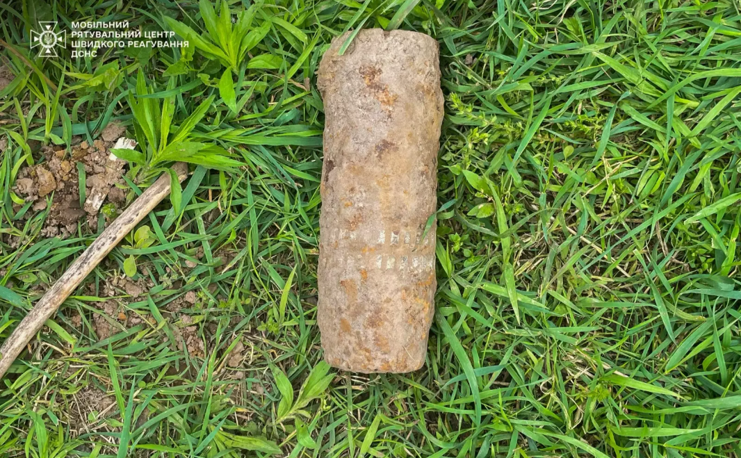 Артснаряд часів Другої світової війни. Фото: Мобільний рятувальний центр швидкого реагування ДСНС України