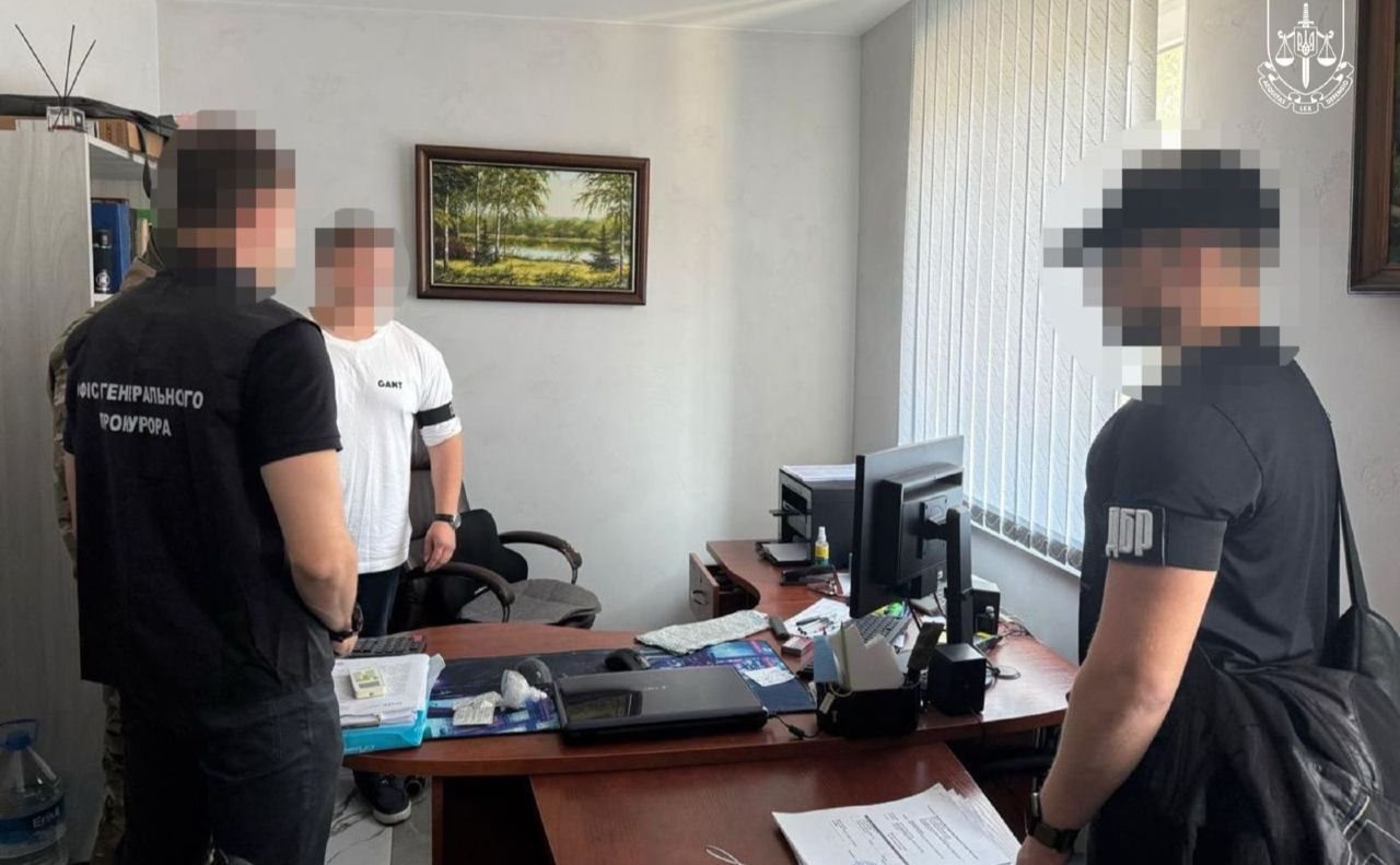 під час затримання одного з учасників схеми. Фото: Фейсбук Офіс Генпрокурора