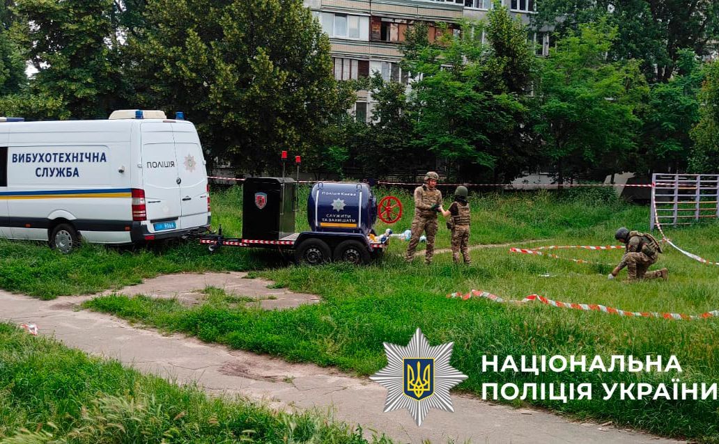 Вибухотехніки знешкодили нерозірвані касетні снаряди після атаки на Київ. Фото: поліція Києва