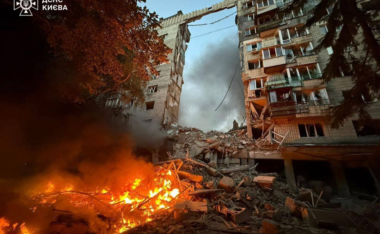 Після влучання ворожого засобу повітряного нападу. Фото: ДСНС
