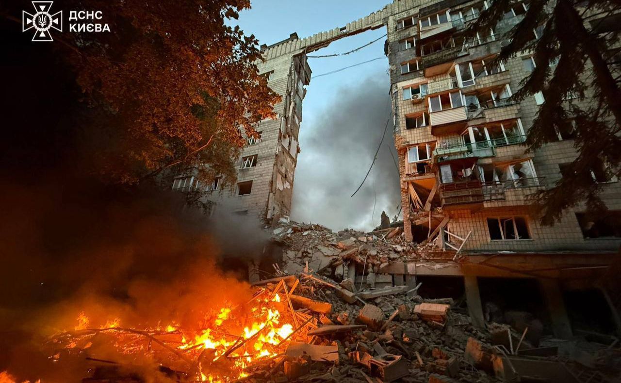 Окупанти зруйнували цілий під’їзд багатоповерхівки у Солом’янському районі. Фото з відкритих джерел