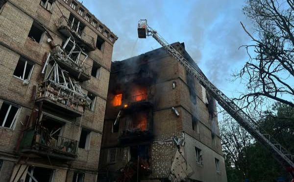 У столиці досі гасять пожежі на місцях російських ударів. Фото: ДСНС Києва