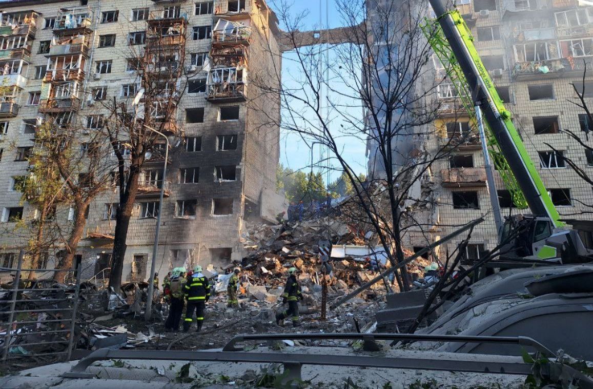 Рятувальники розбирають завали у пошуках загиблих. Фото телеканалу «Київ24»