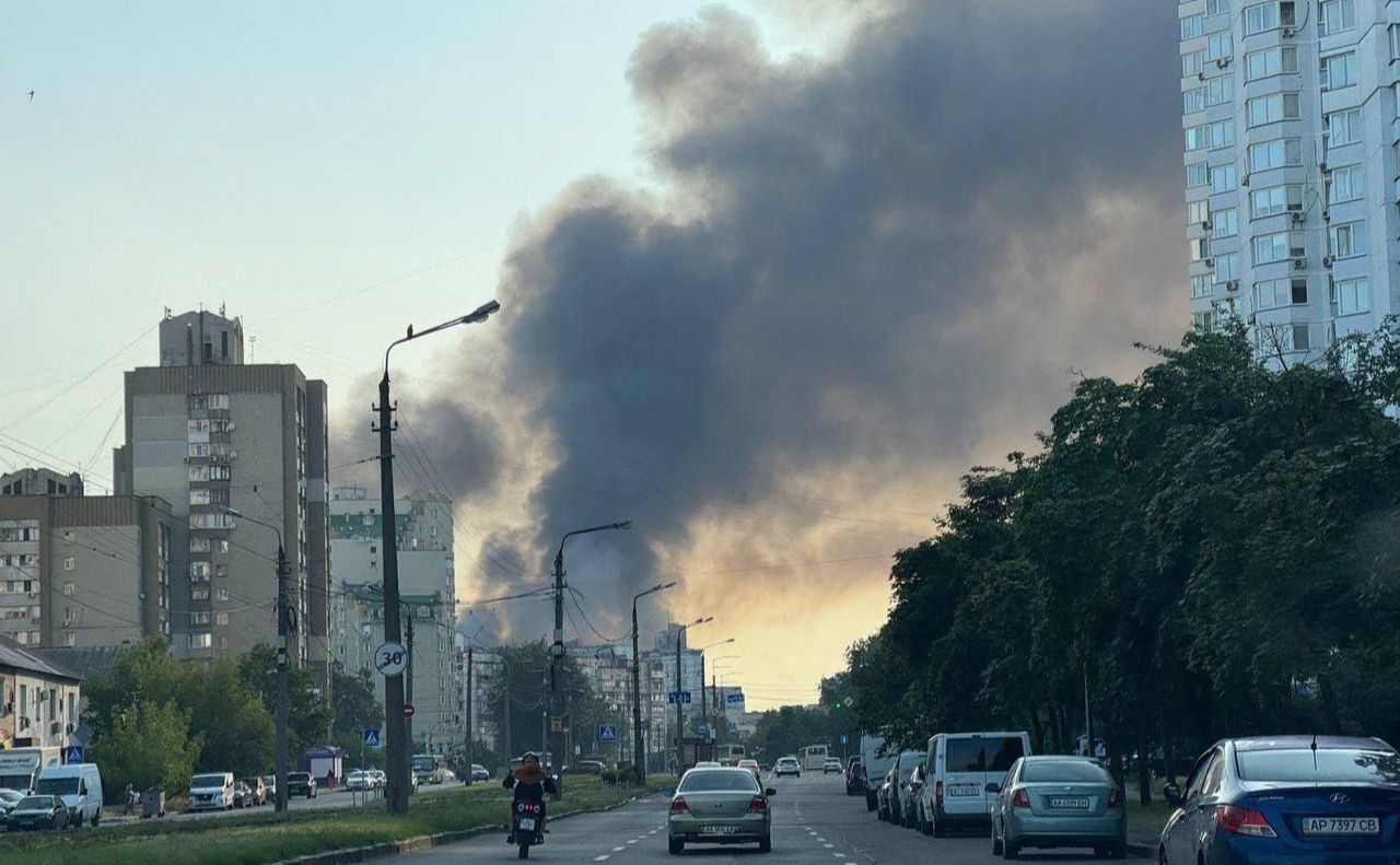 Через нічну атаку у Києві спалахнули пожежі. Фото: Дарницька РДА