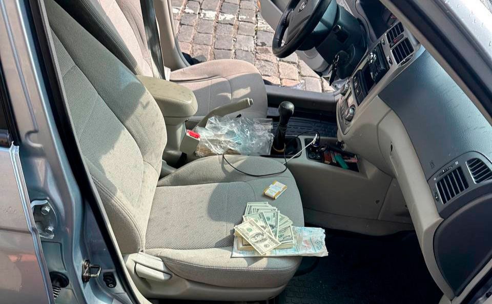 Під час проведення обшуку в авто зловмисників. Фото: Поліція Києва