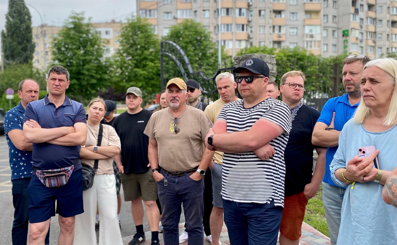Іноземні гості вшанували памʼять загиблих біля меморіалу жертв окупації. Фото: Бучанська міськрада