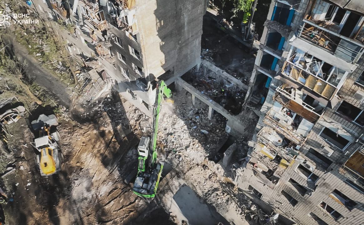 На місці рашистського обстрілу. Фото: ГУ ДСНС Києва
