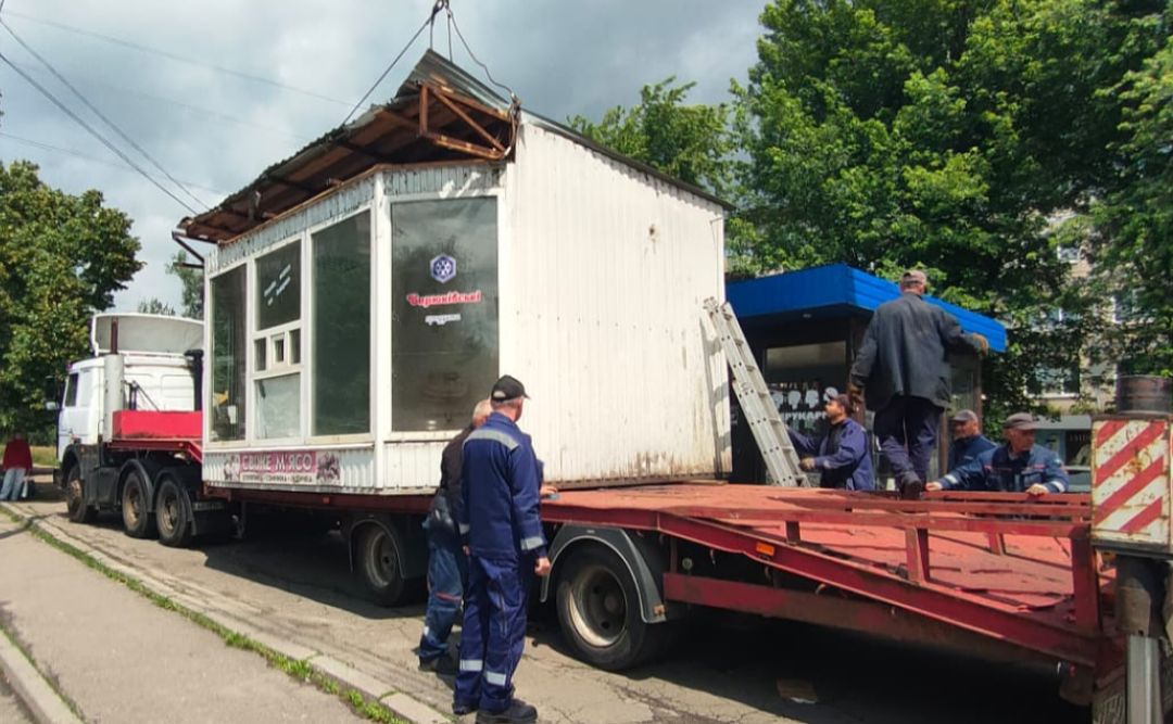Демонтаж МАФів. Фото: КП «Київблагоустрій»