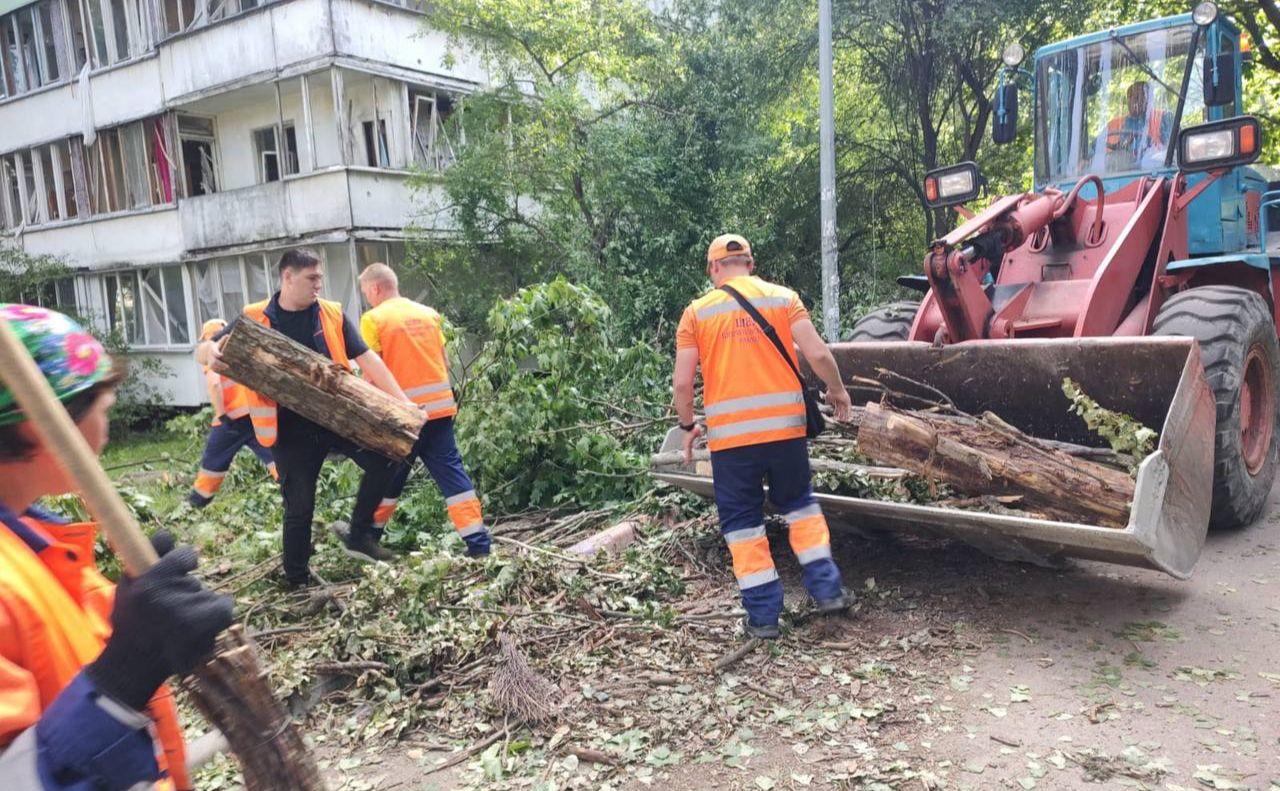 Транспортники допомагають розбирати завали після обстрілу ворога. Фото: Київпастранс