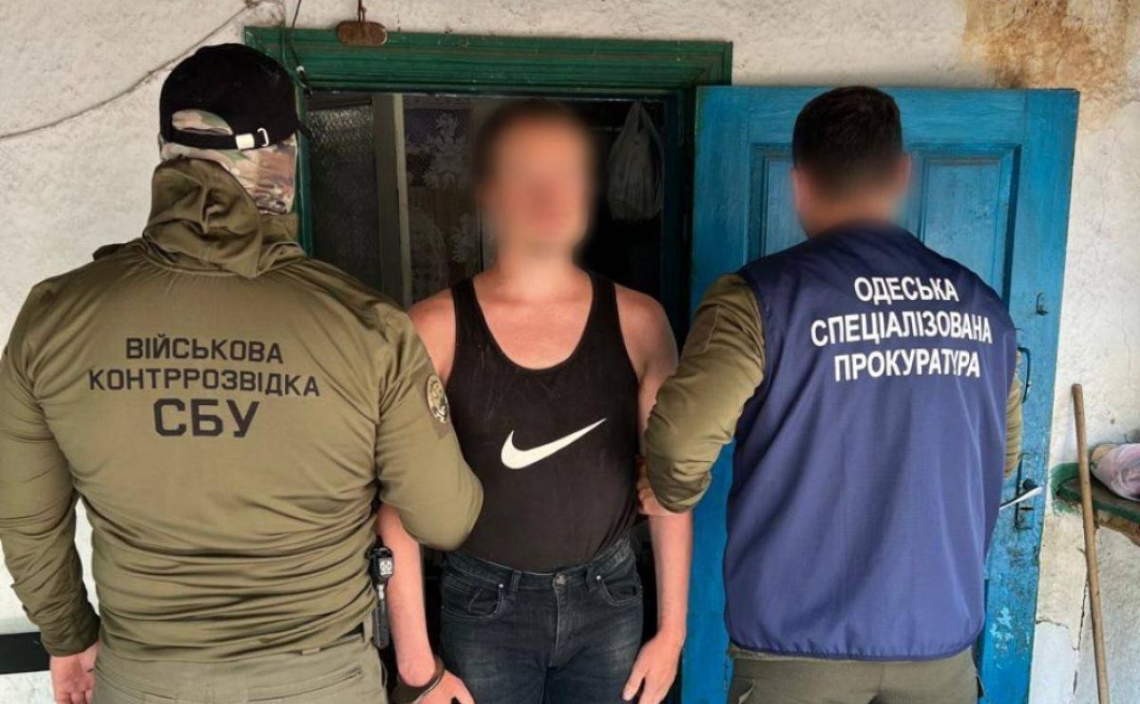 Ворожого поплічника взяли під варту. Фото: Спеціалізована прокуратура у сфері оборони Південного регіону