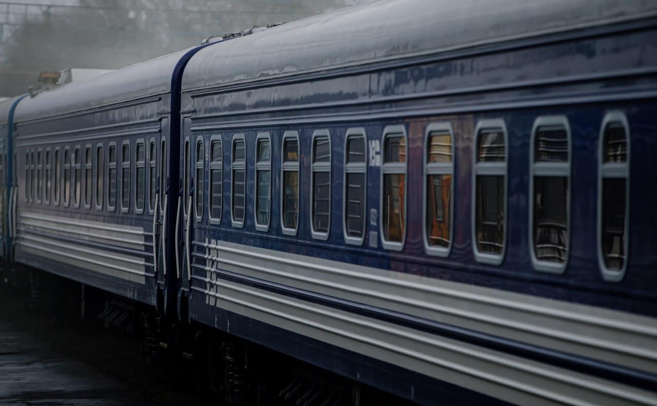 Внаслідок ворожого обстрілу зазнала пошкоджень інфраструктура залізничного вокзалу міста. Фото з відкритих джерел
