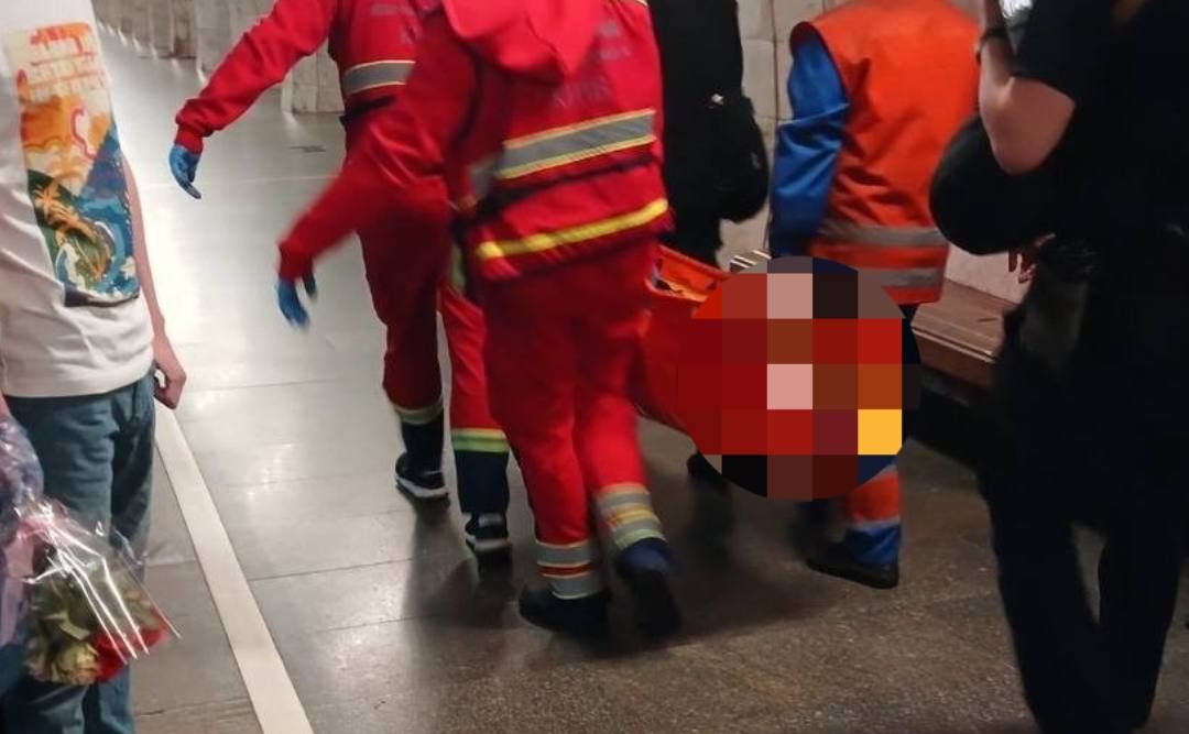 Травмованого хлопця заюрали медики. Пресслужба КМДА