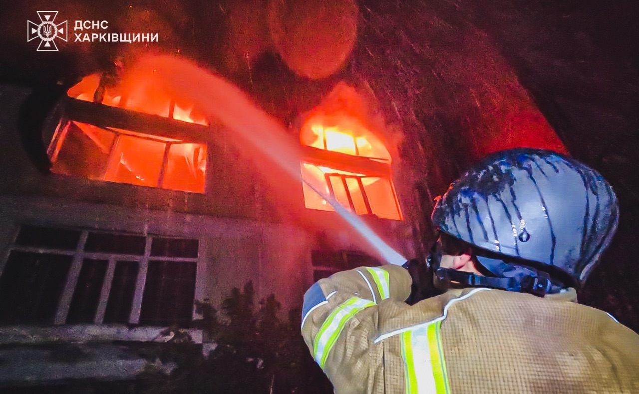 Наслідки ворожої атаки на Харківщині. Фото: ДСНС