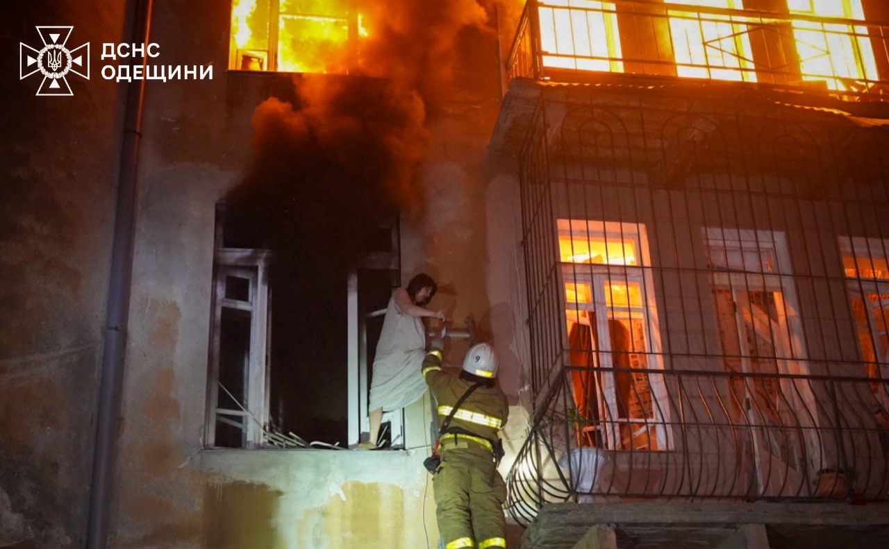 Наслідки ворожого обстрілу в Одесі. Фото: ДСНС