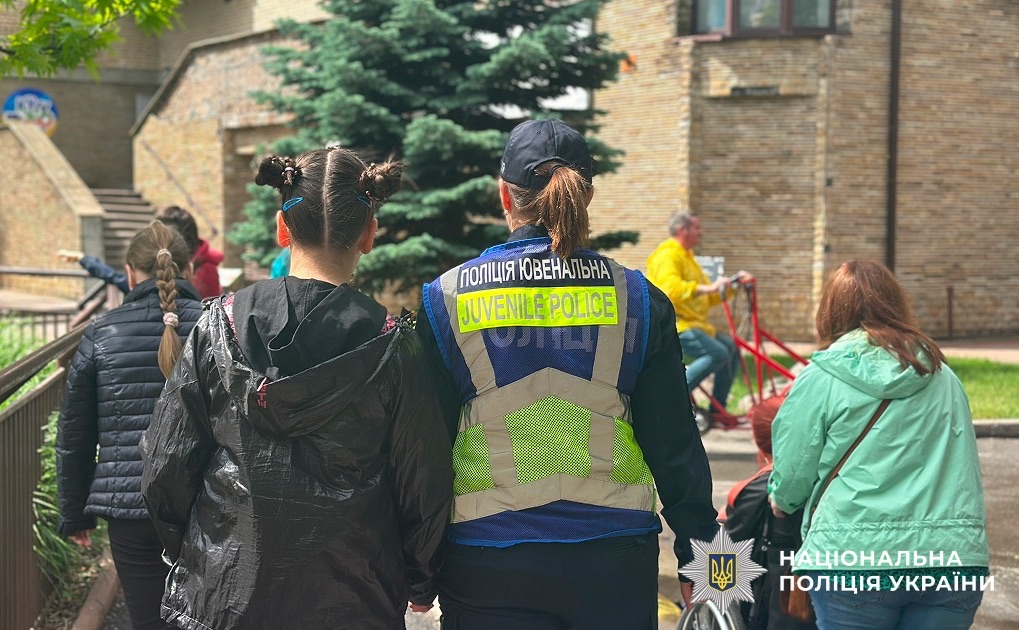 Разом із правоохоронцями діти вирушили у світ тварин. Фото: поліція