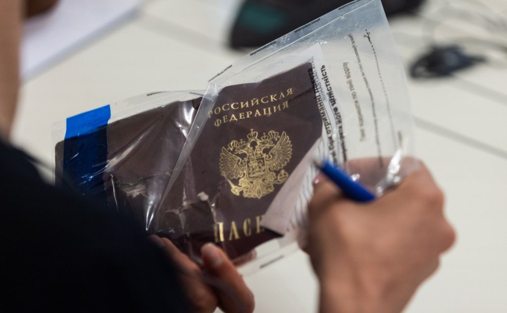 Президент показав журналістам паспорт російського громадянина. Фото: офіс президента