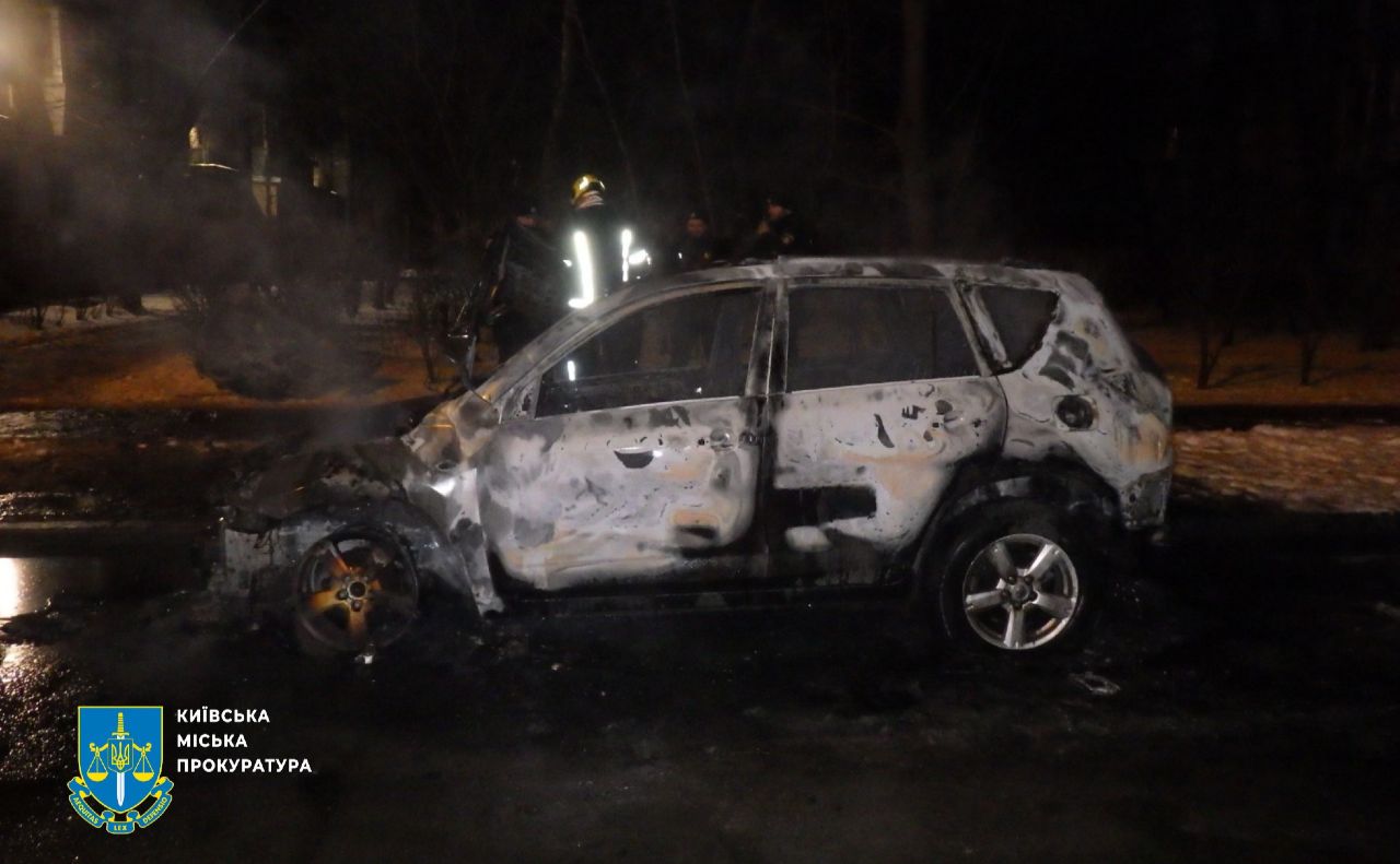 Одне з підпалених авто. Фото: Київська міська прокуратура