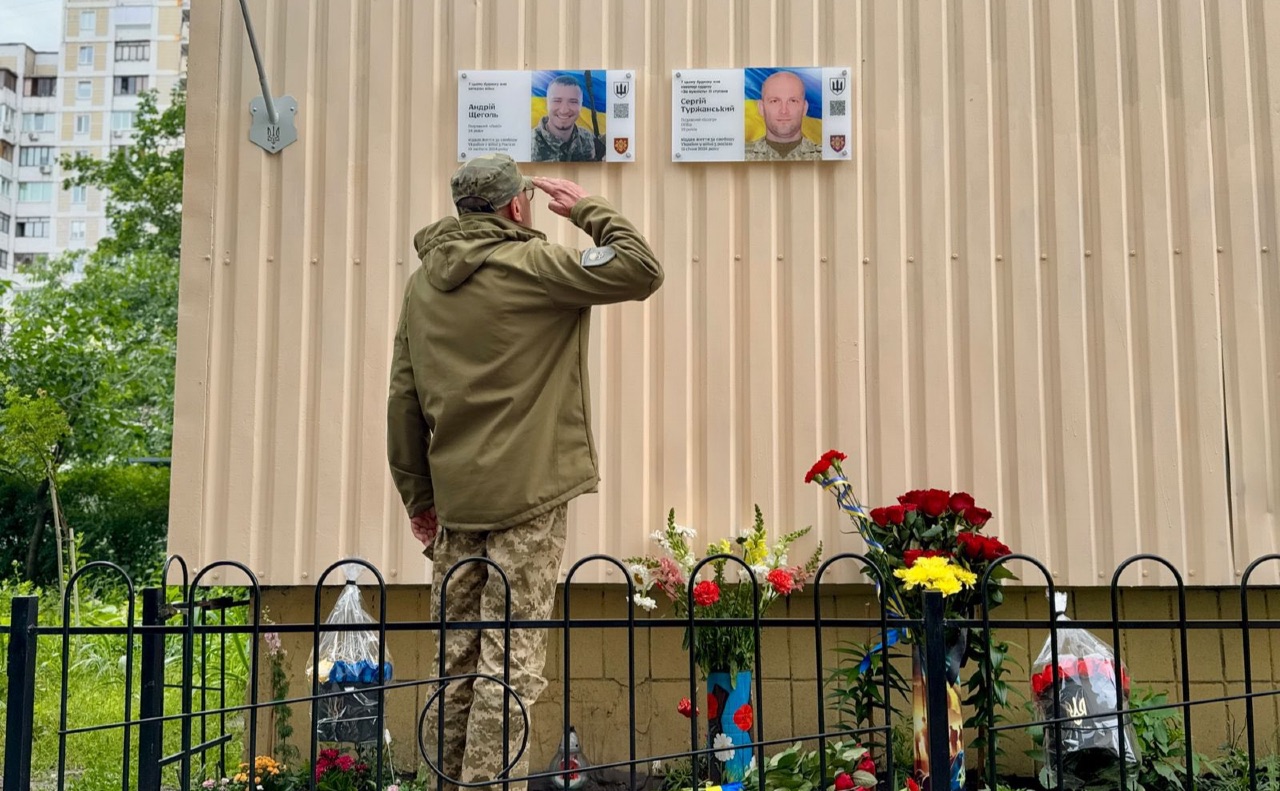 Це вже другий знак пам’яті на цьому будинку. Фото: Олександр Ковтунов